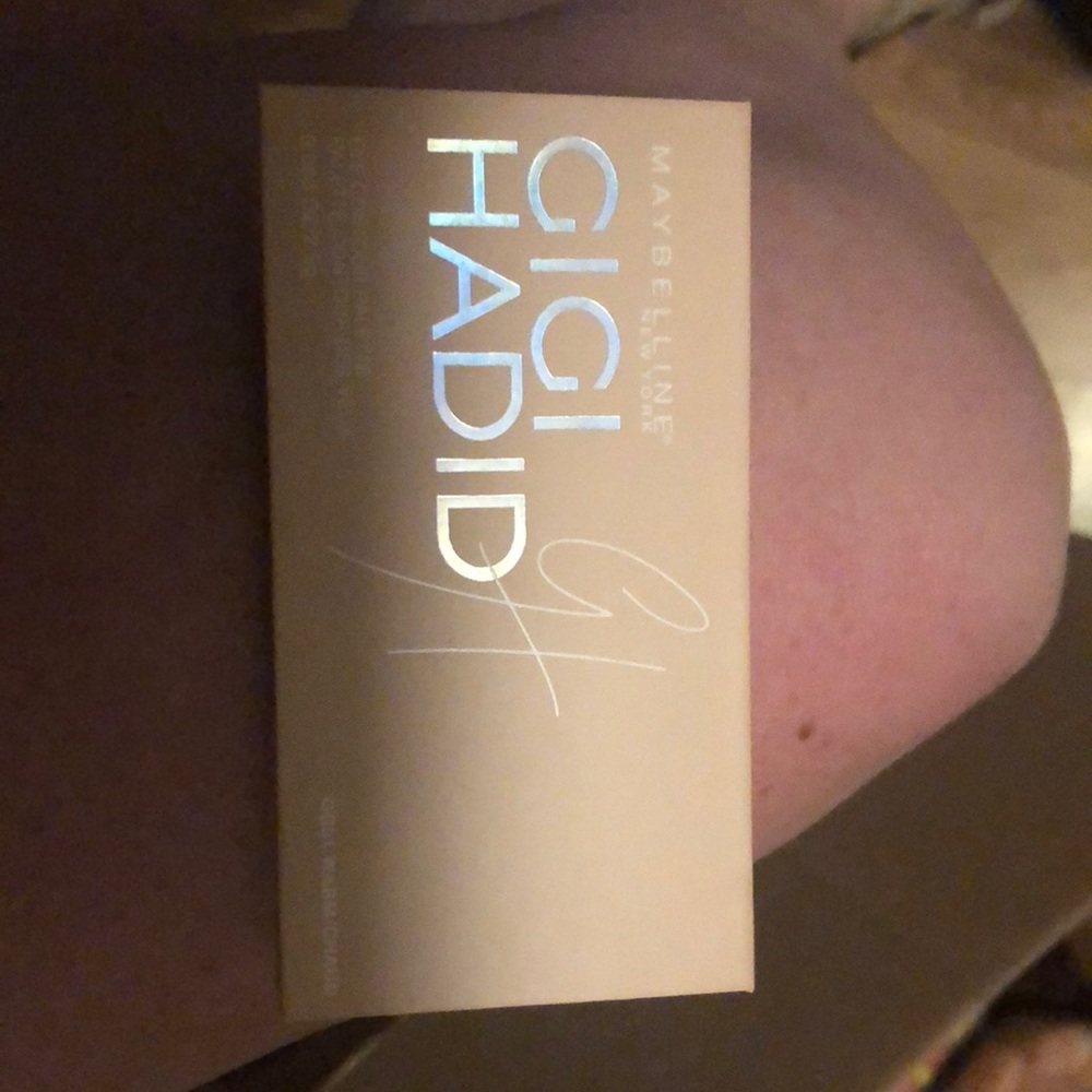 GIGI HADID eyeshadow palette